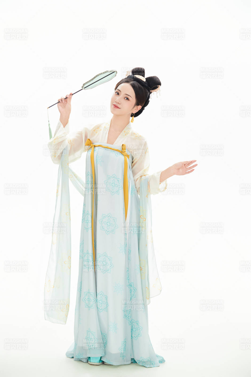 白色背景下穿着中国唐朝服饰的少女图片