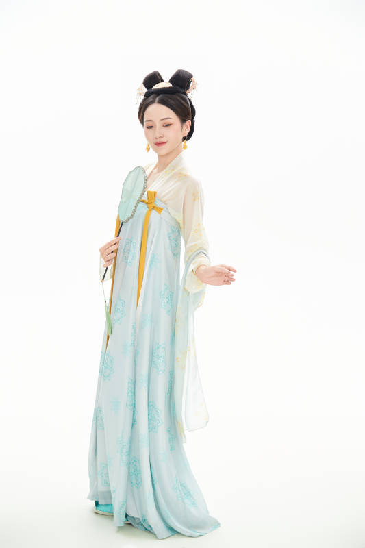 白色背景下穿着中国唐朝服饰的少女图片