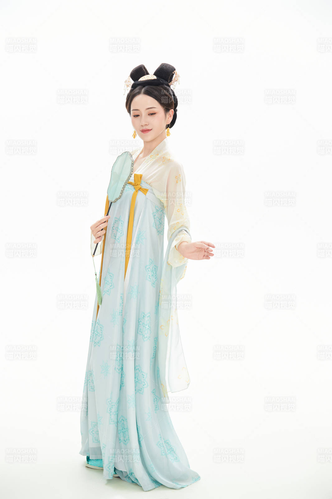 白色背景下穿着中国唐朝服饰的少女图片