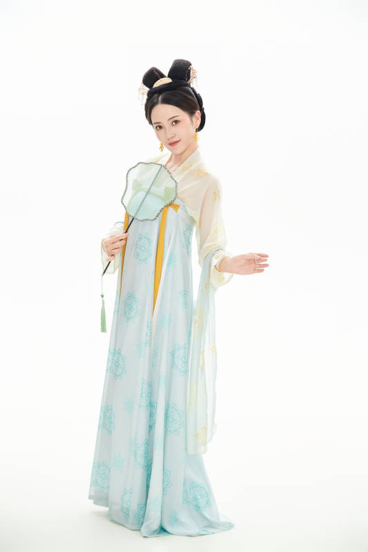 白色背景下穿着中国唐朝服饰的少女图片