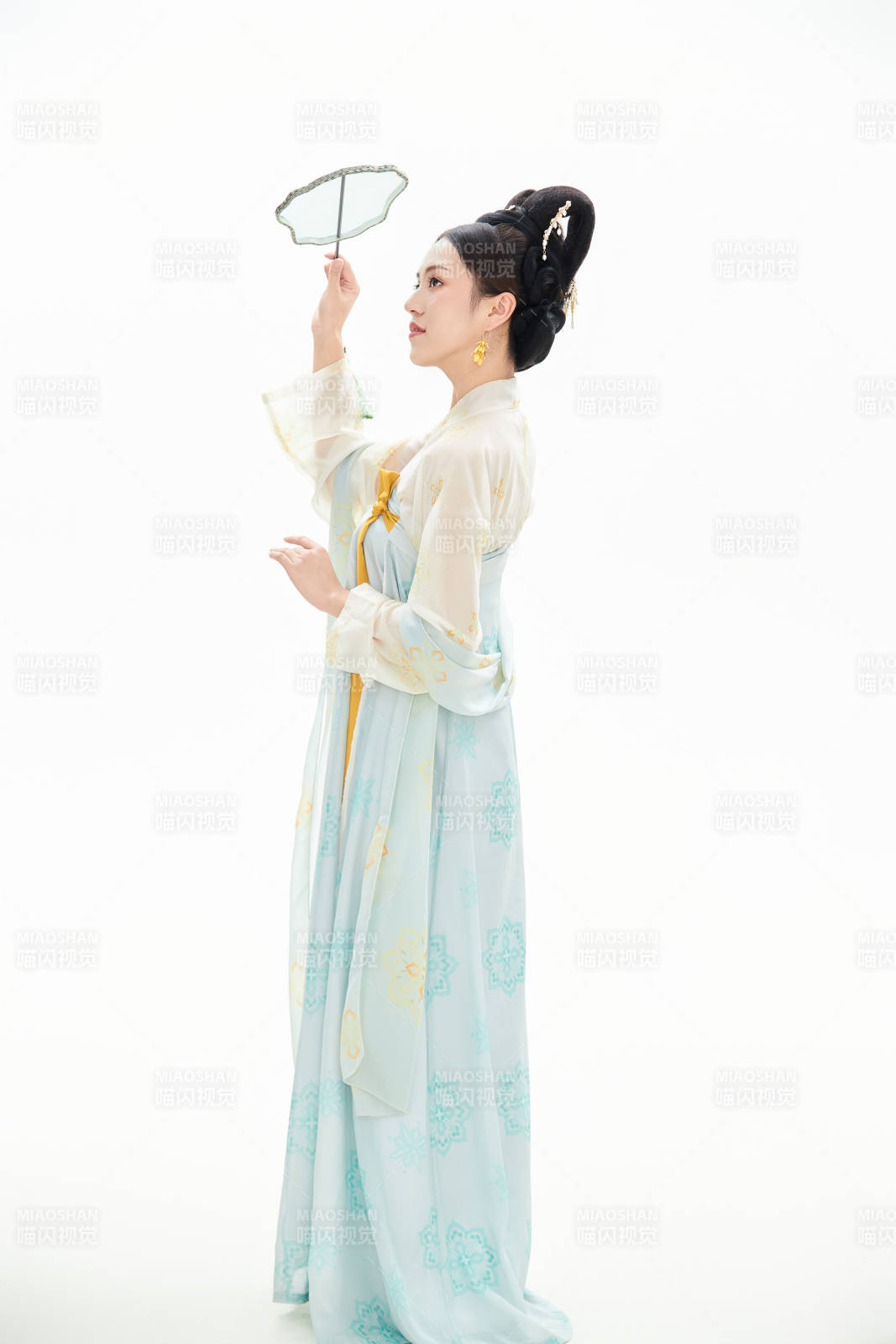 白色背景下穿着中国唐朝服饰的少女图片