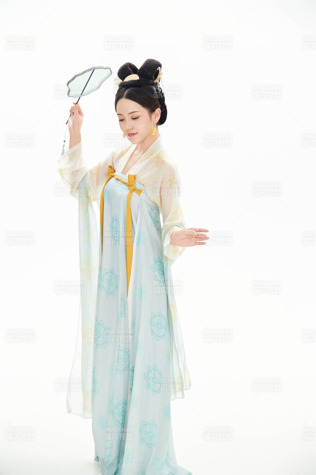 白色背景下穿着中国唐朝服饰的少女图片