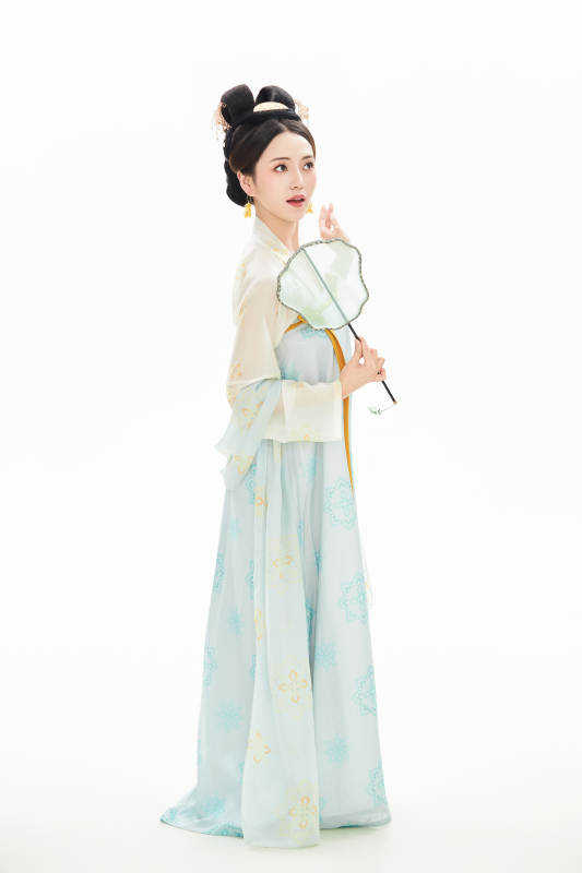 白色背景下穿着中国唐朝服饰的少女图片