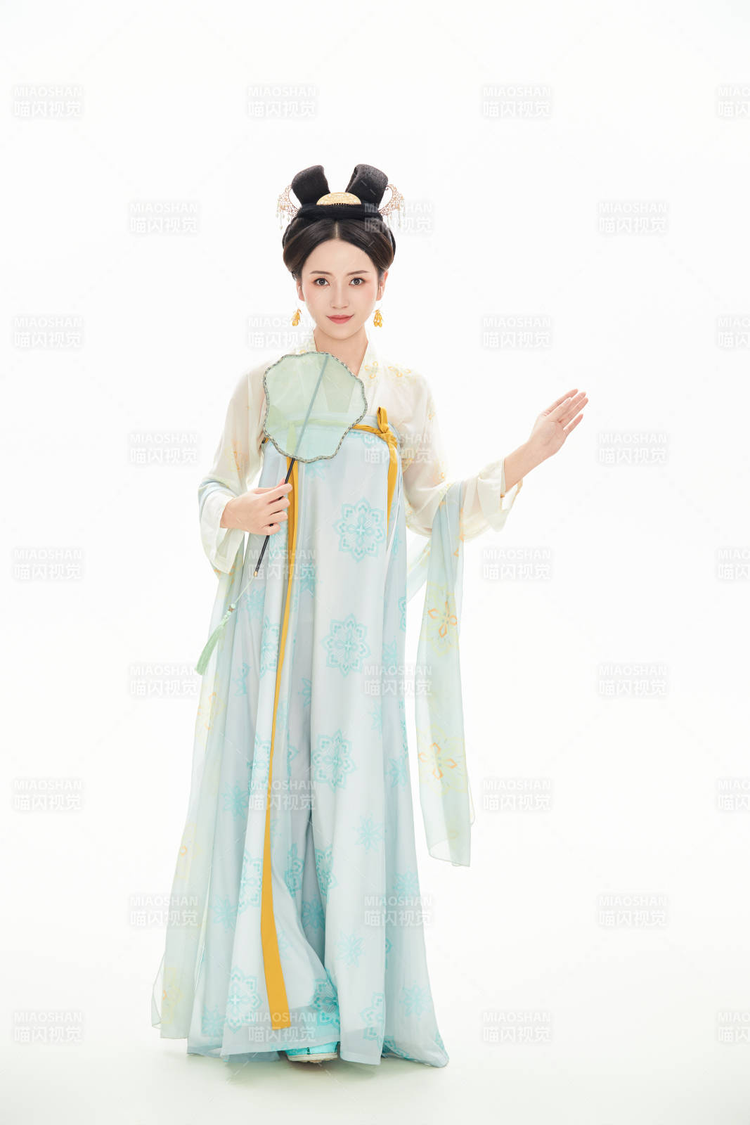 白色背景下穿着中国唐朝服饰的少女图片