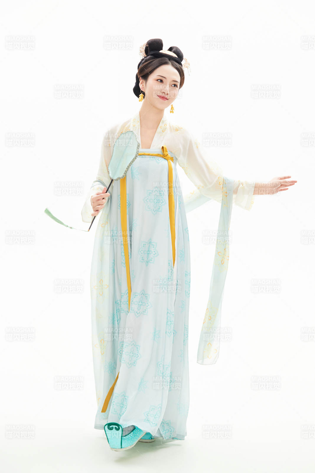 白色背景下穿着中国唐朝服饰的少女图片