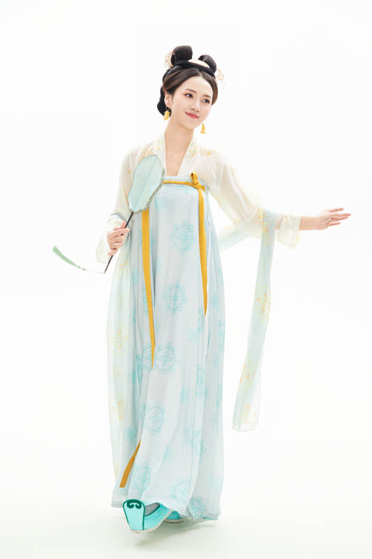白色背景下穿着中国唐朝服饰的少女图片