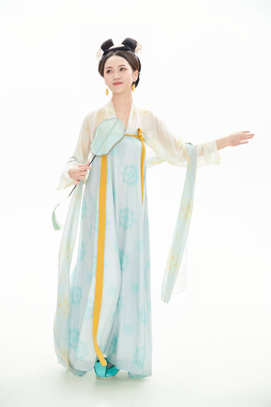 白色背景下穿着中国唐朝服饰的少女图片