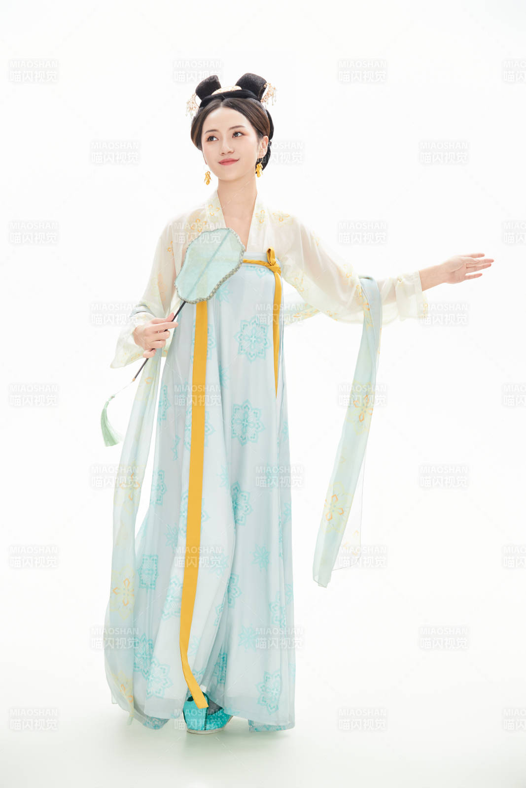 白色背景下穿着中国唐朝服饰的少女图片