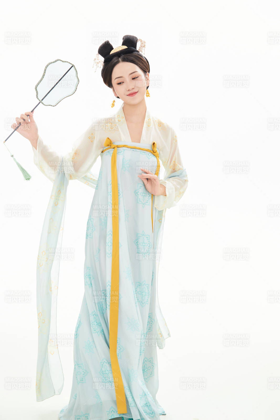 白色背景下穿着中国唐朝服饰的少女图片