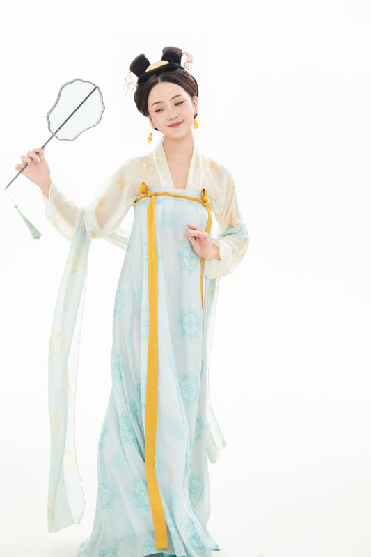白色背景下穿着中国唐朝服饰的少女图片