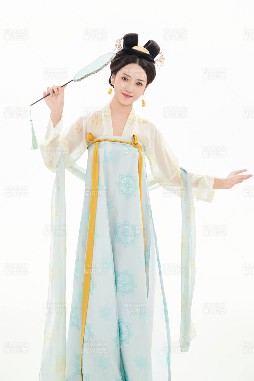 白色背景下穿着中国唐朝服饰的少女图片