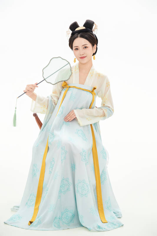 白色背景下穿着中国唐朝服饰的少女图片