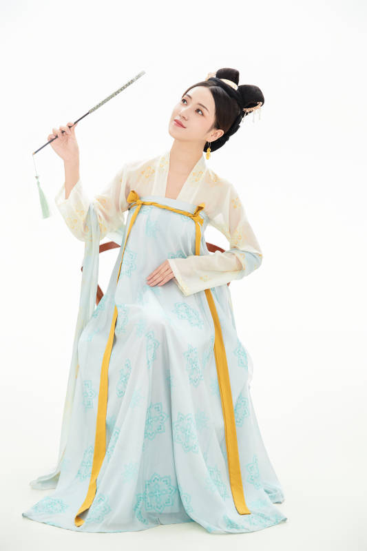 白色背景下穿着中国唐朝服饰的少女图片