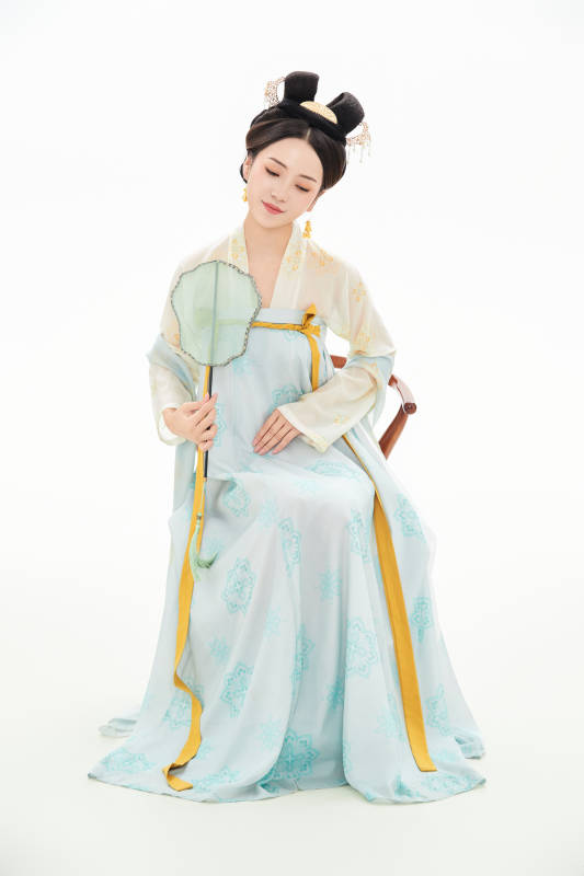 白色背景下穿着中国唐朝服饰的少女图片