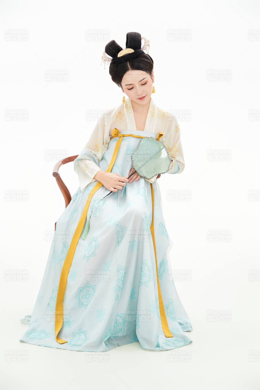 白色背景下穿着中国唐朝服饰的少女图片