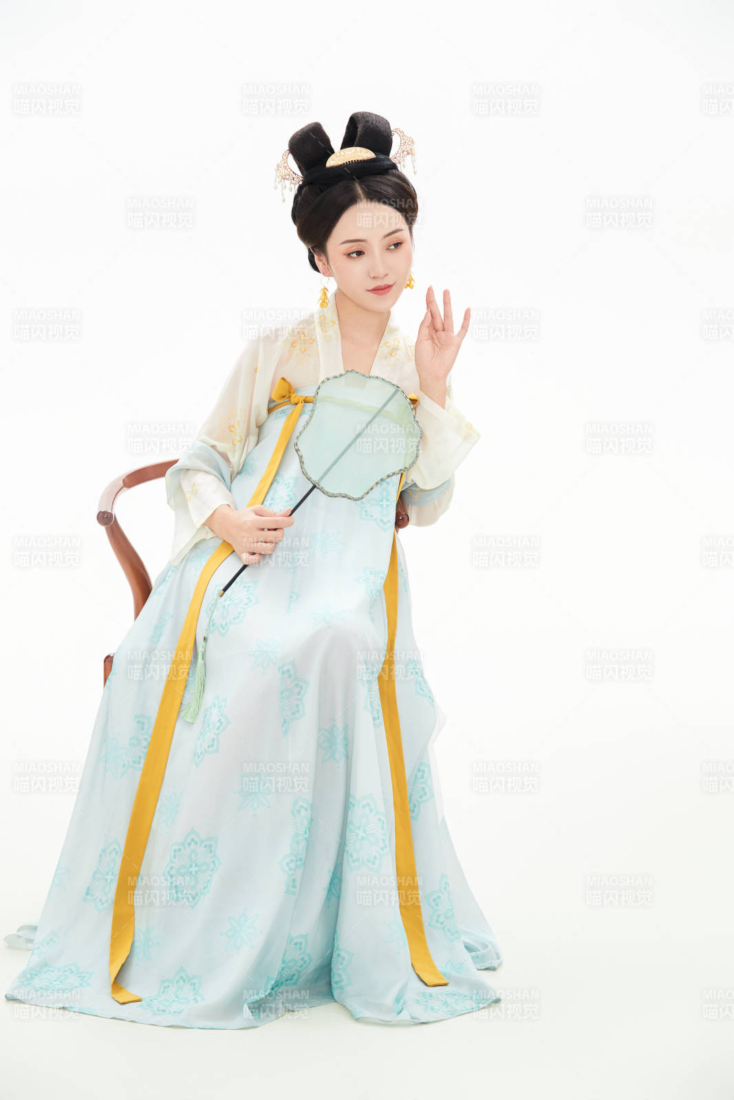 白色背景下穿着中国唐朝服饰的少女图片