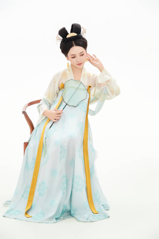 白色背景下穿着中国唐朝服饰的少女图片