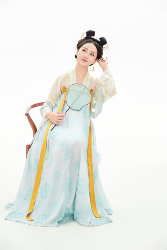 白色背景下穿着中国唐朝服饰的少女图片