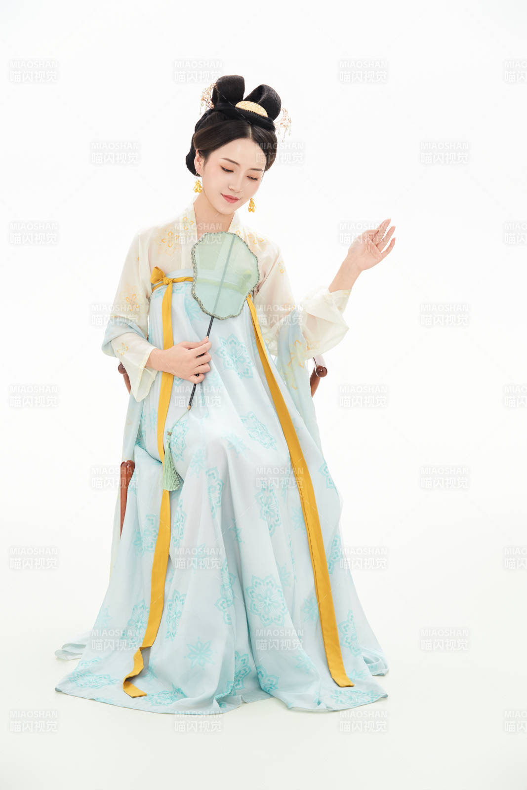 白色背景下穿着中国唐朝服饰的少女图片