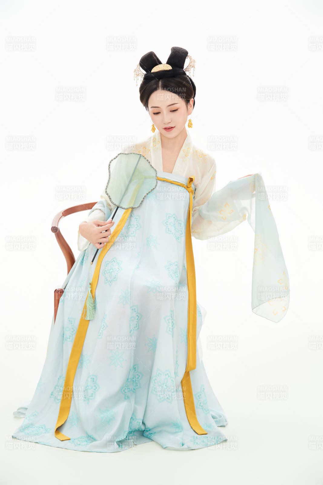 白色背景下穿着中国唐朝服饰的少女图片