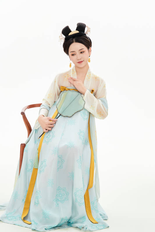 白色背景下穿着中国唐朝服饰的少女图片