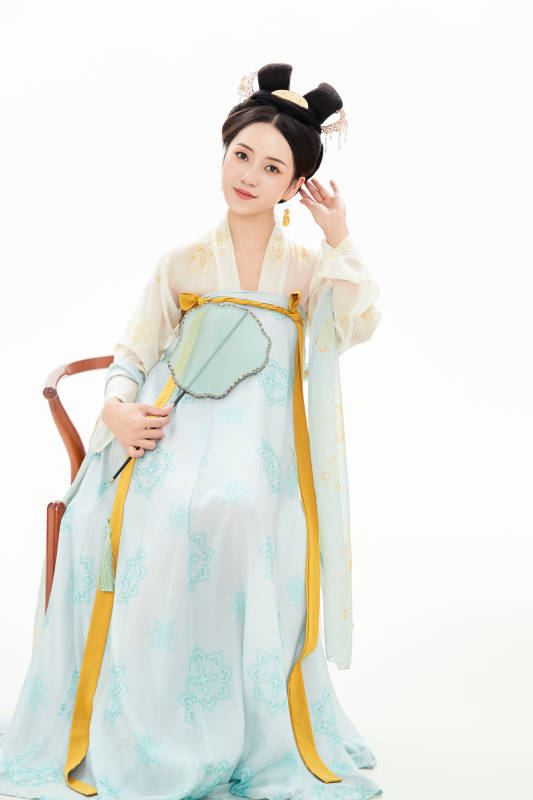 白色背景下穿着中国唐朝服饰的少女图片