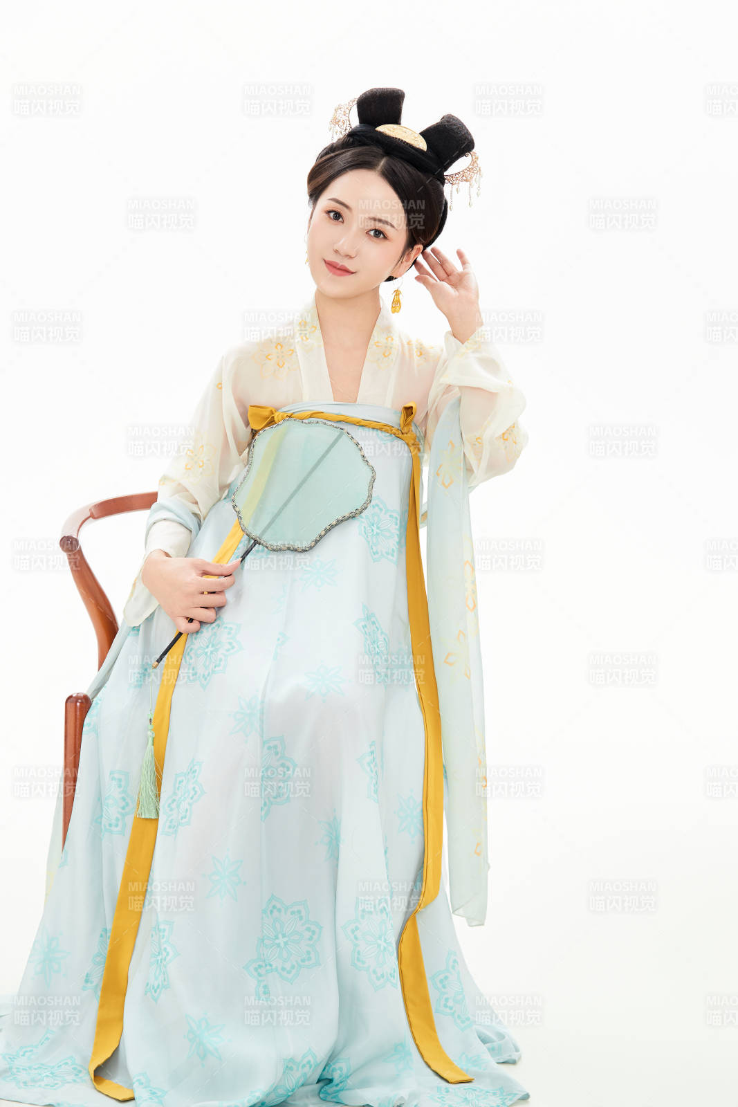 白色背景下穿着中国唐朝服饰的少女图片