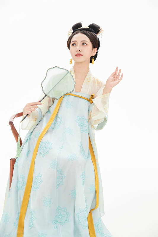 白色背景下穿着中国唐朝服饰的少女图片