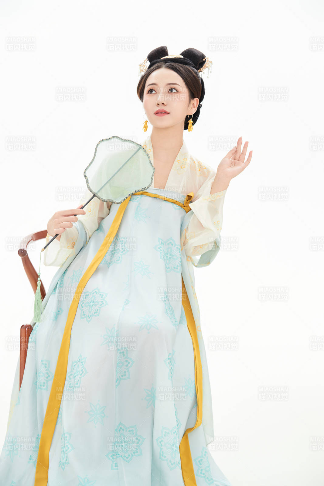 白色背景下穿着中国唐朝服饰的少女图片