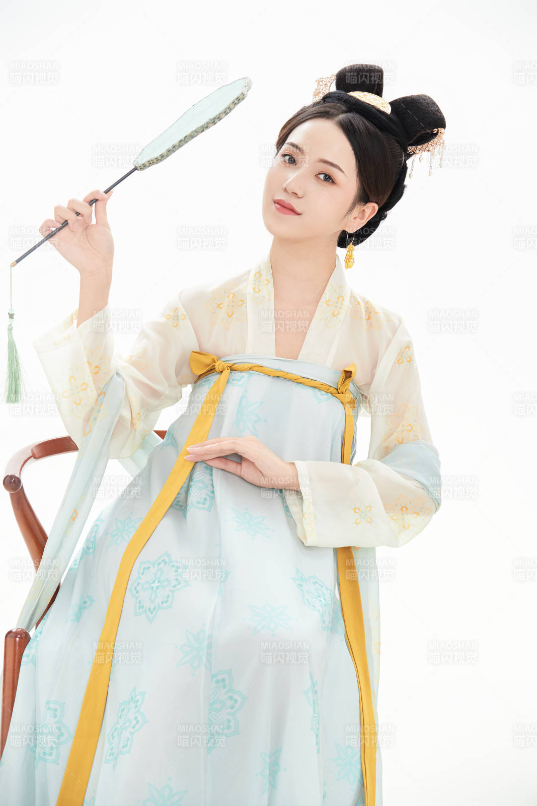 白色背景下穿着中国唐朝服饰的少女图片