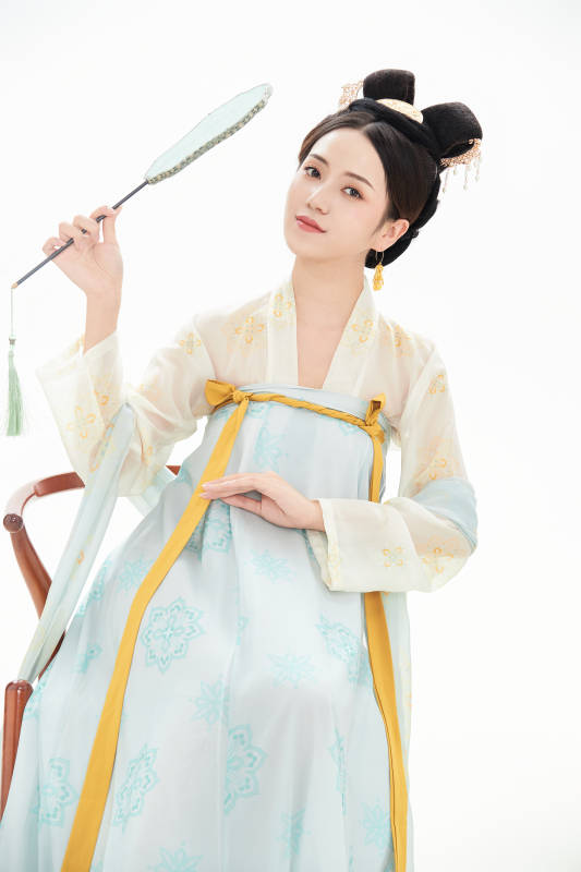 白色背景下穿着中国唐朝服饰的少女图片