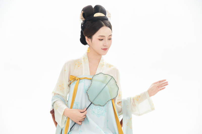 白色背景下穿着中国唐朝服饰的少女图片