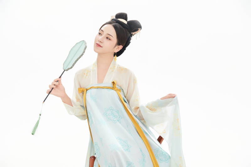 白色背景下穿着中国唐朝服饰的少女图片