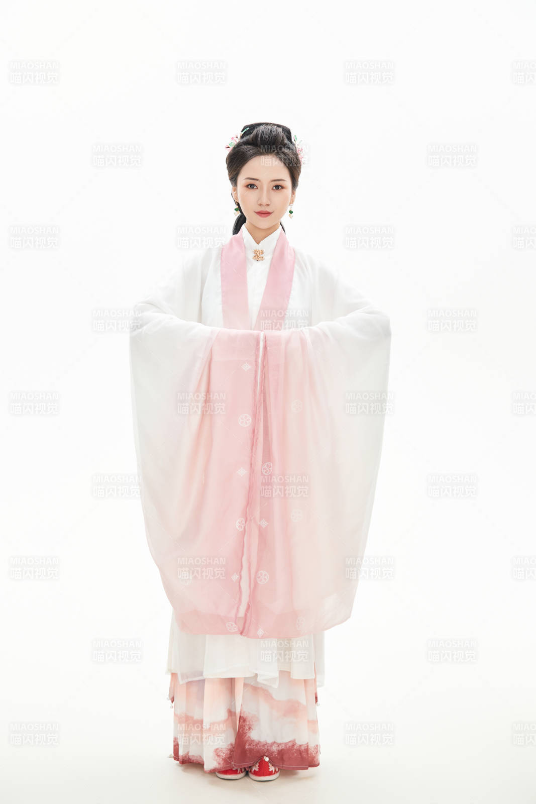白色背景下穿着魏晋制汉服的少女图片