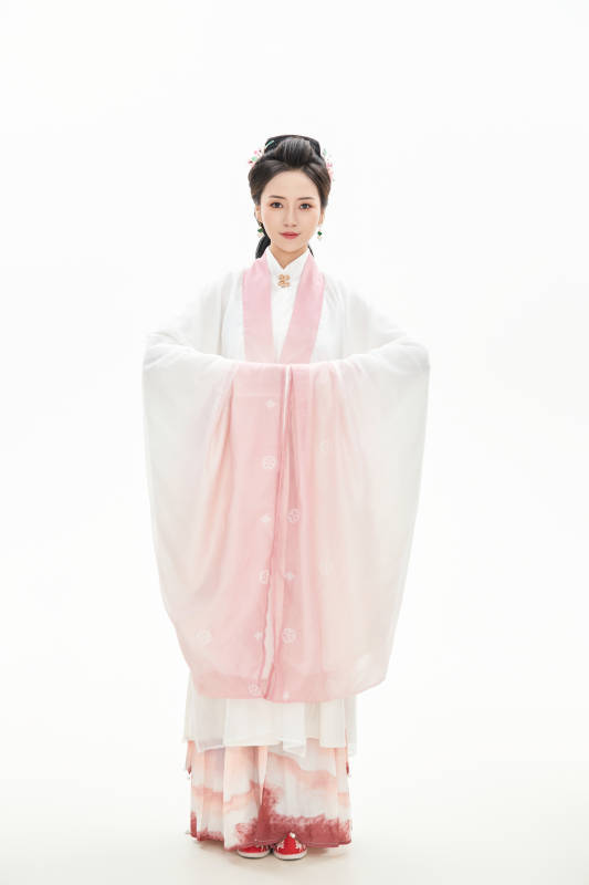 白色背景下穿着魏晋制汉服的少女图片