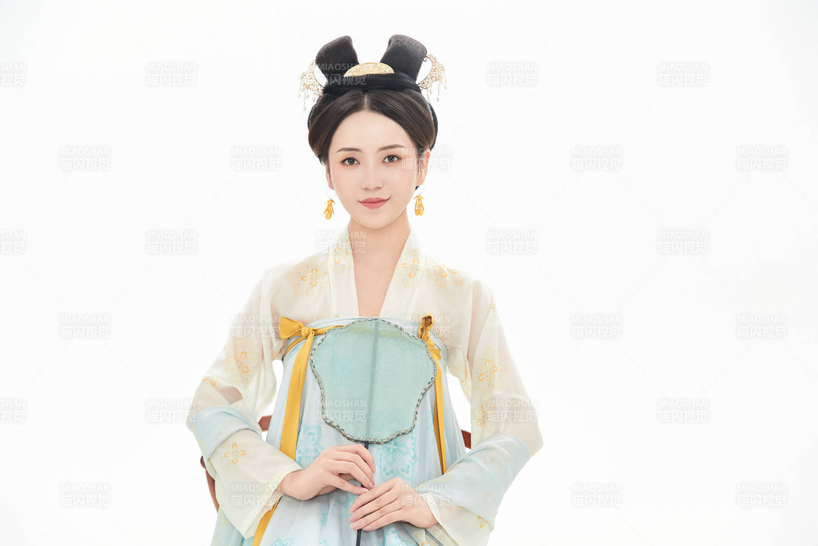 白色背景下穿着中国唐朝服饰的少女图片