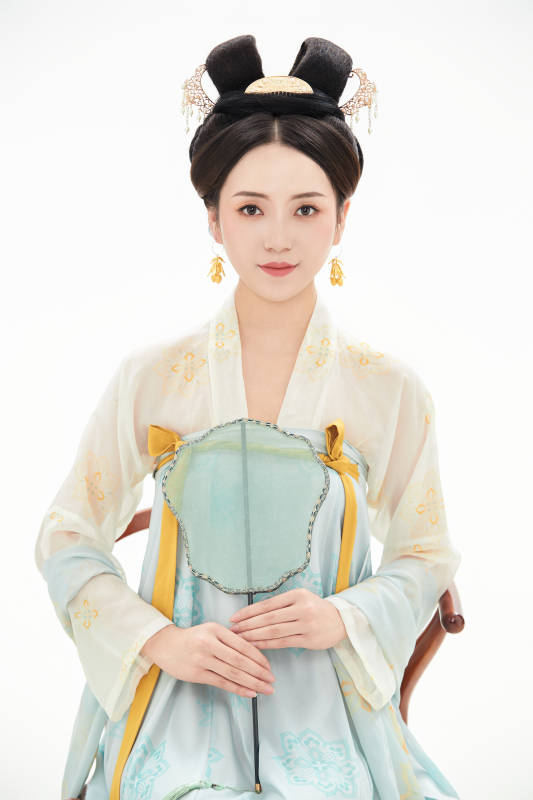 白色背景下穿着中国唐朝服饰的少女图片