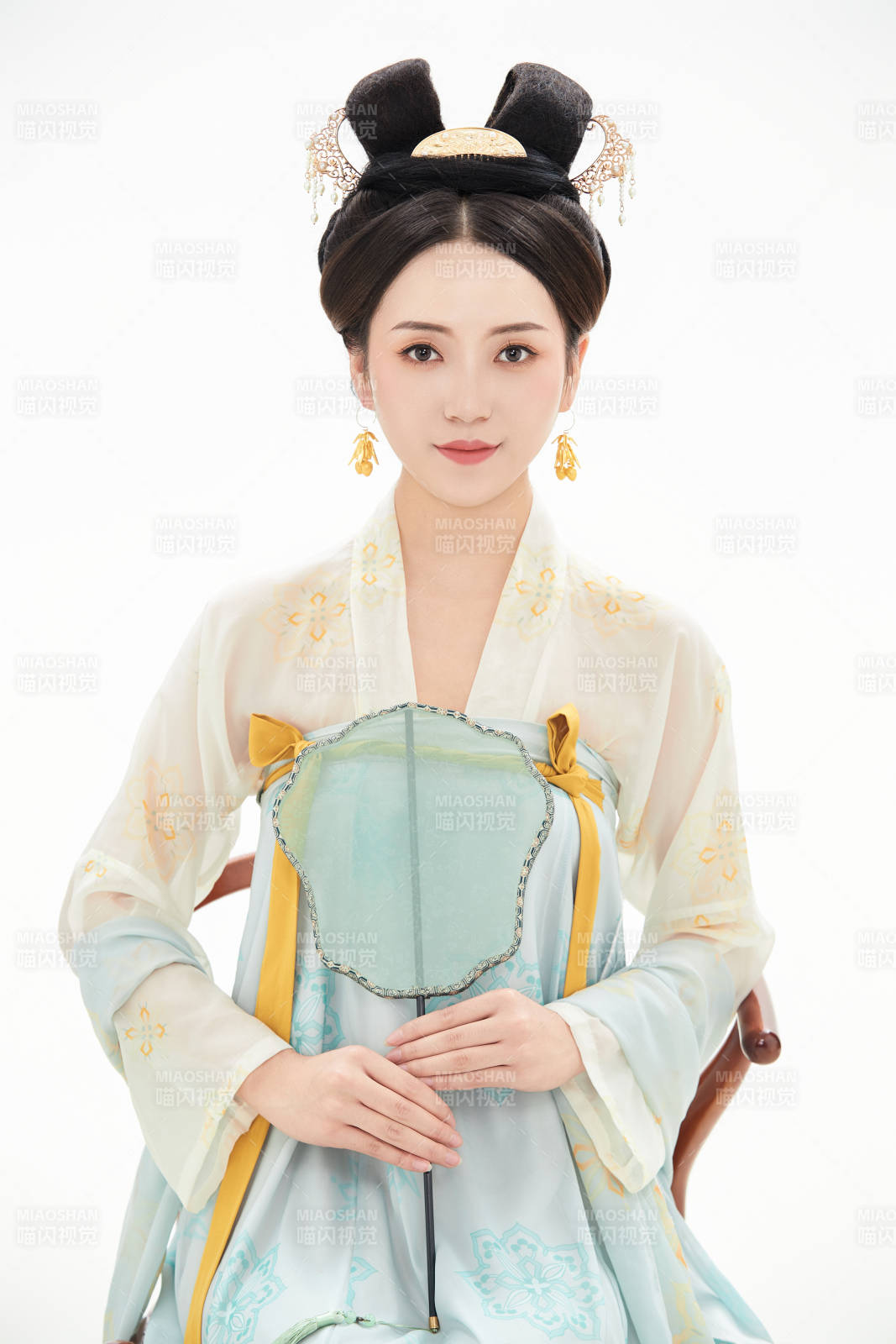 白色背景下穿着中国唐朝服饰的少女图片