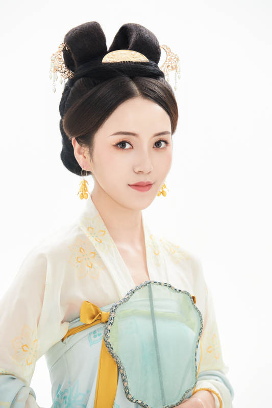 白色背景下穿着中国唐朝服饰的少女图片