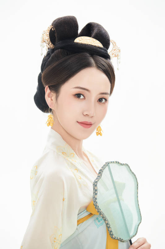 白色背景下穿着中国唐朝服饰的少女图片