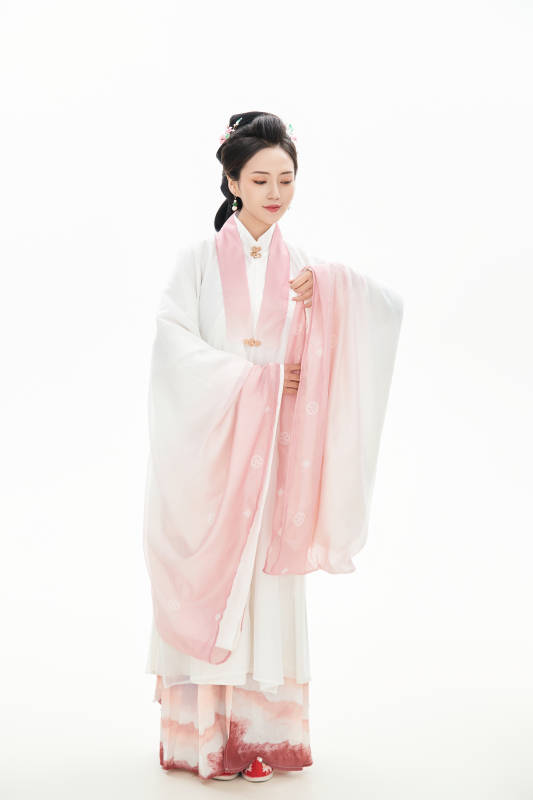 白色背景下穿着魏晋制汉服的少女图片