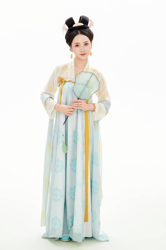 白色背景下穿着中国唐朝服饰的少女图片