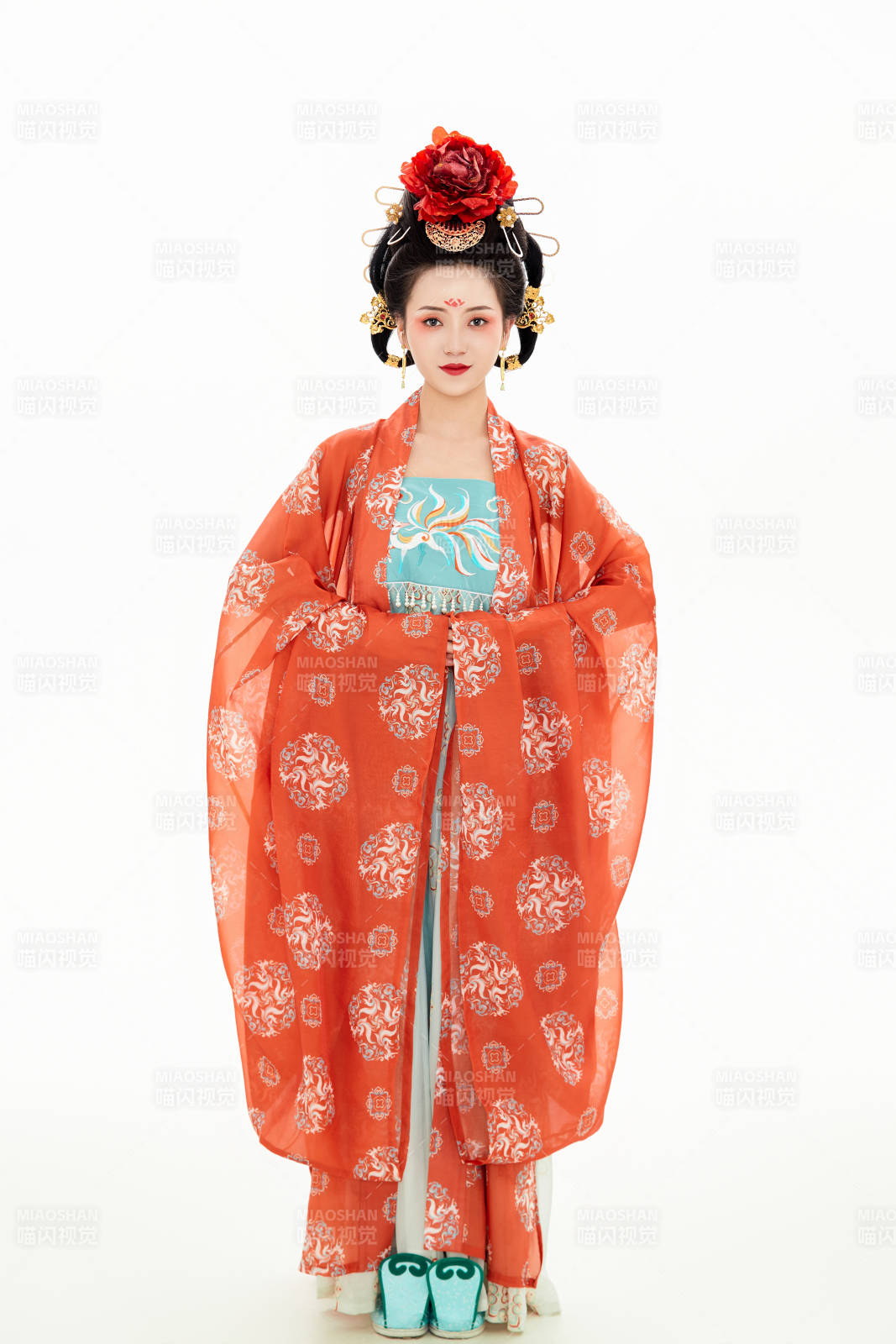 白色背景下穿着中国唐朝服饰的少女图片