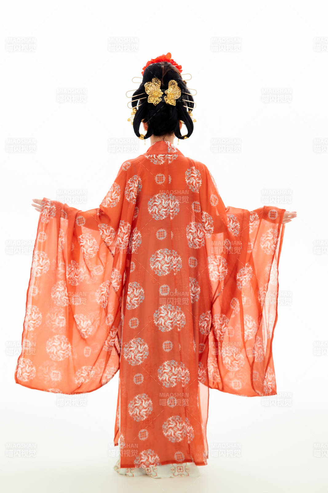 白色背景下穿着中国唐朝服饰的少女图片