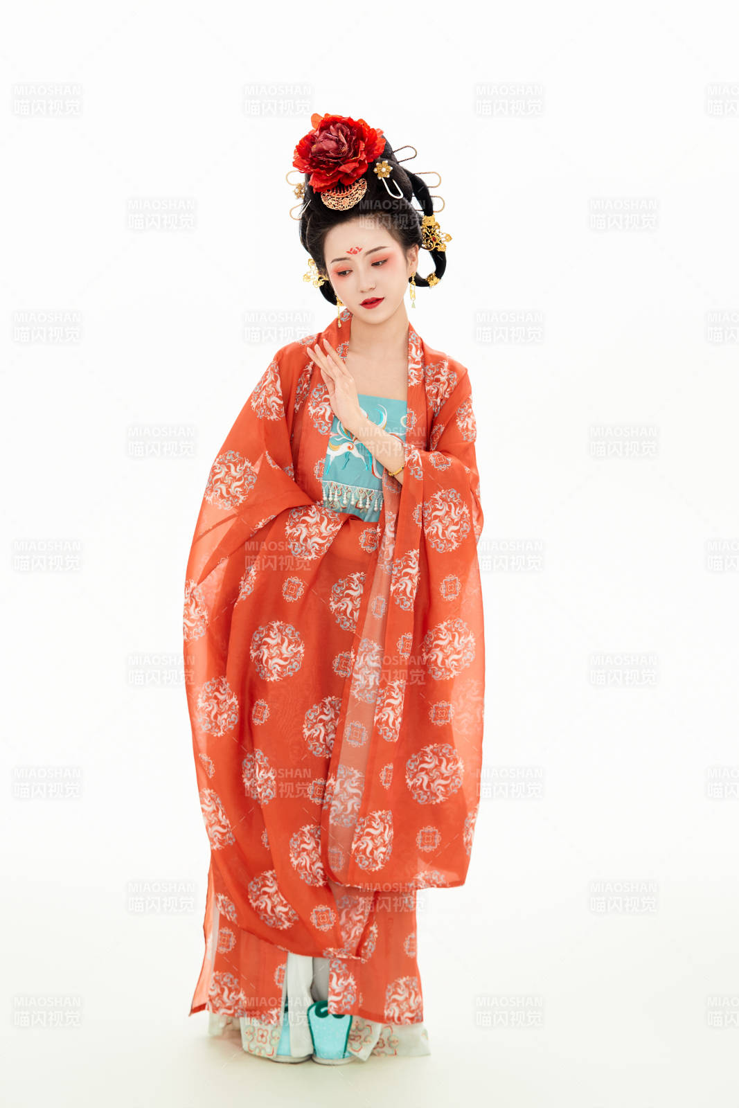 白色背景下穿着中国唐朝服饰的少女图片