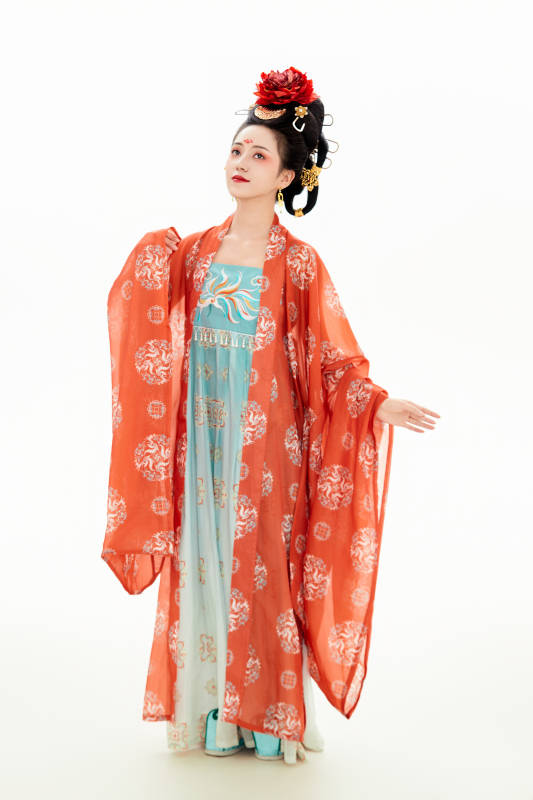 白色背景下穿着中国唐朝服饰的少女图片