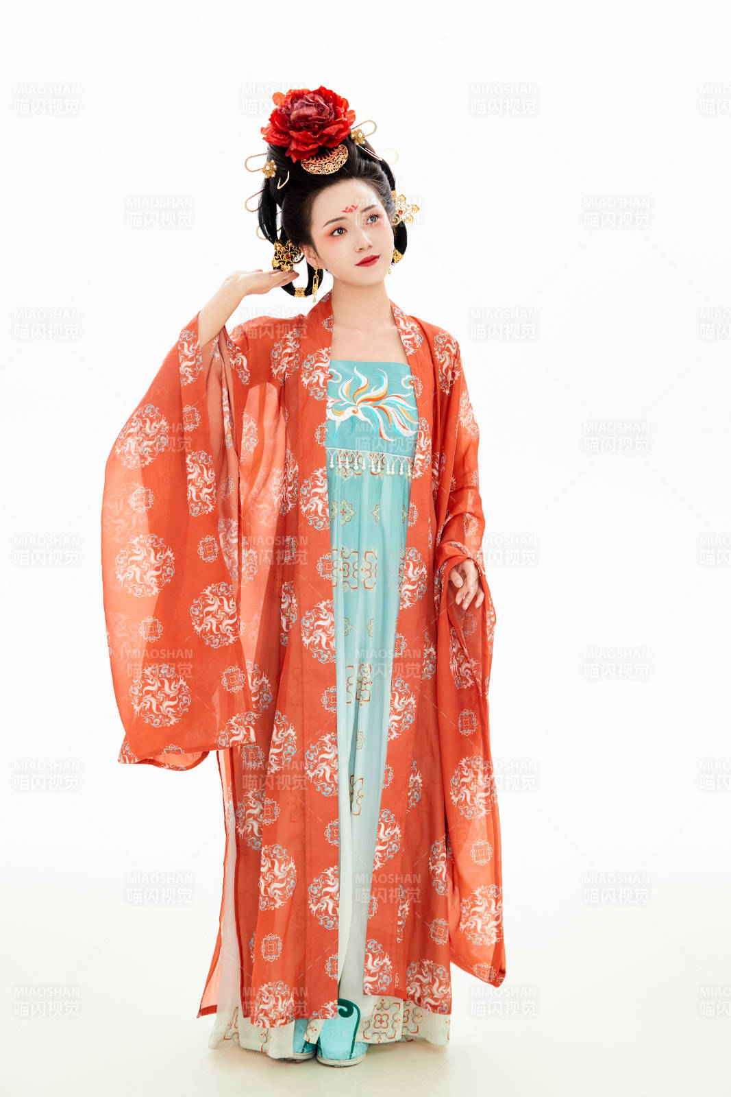 白色背景下穿着中国唐朝服饰的少女图片