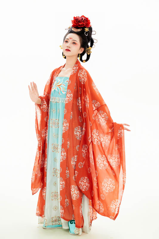 白色背景下穿着中国唐朝服饰的少女图片