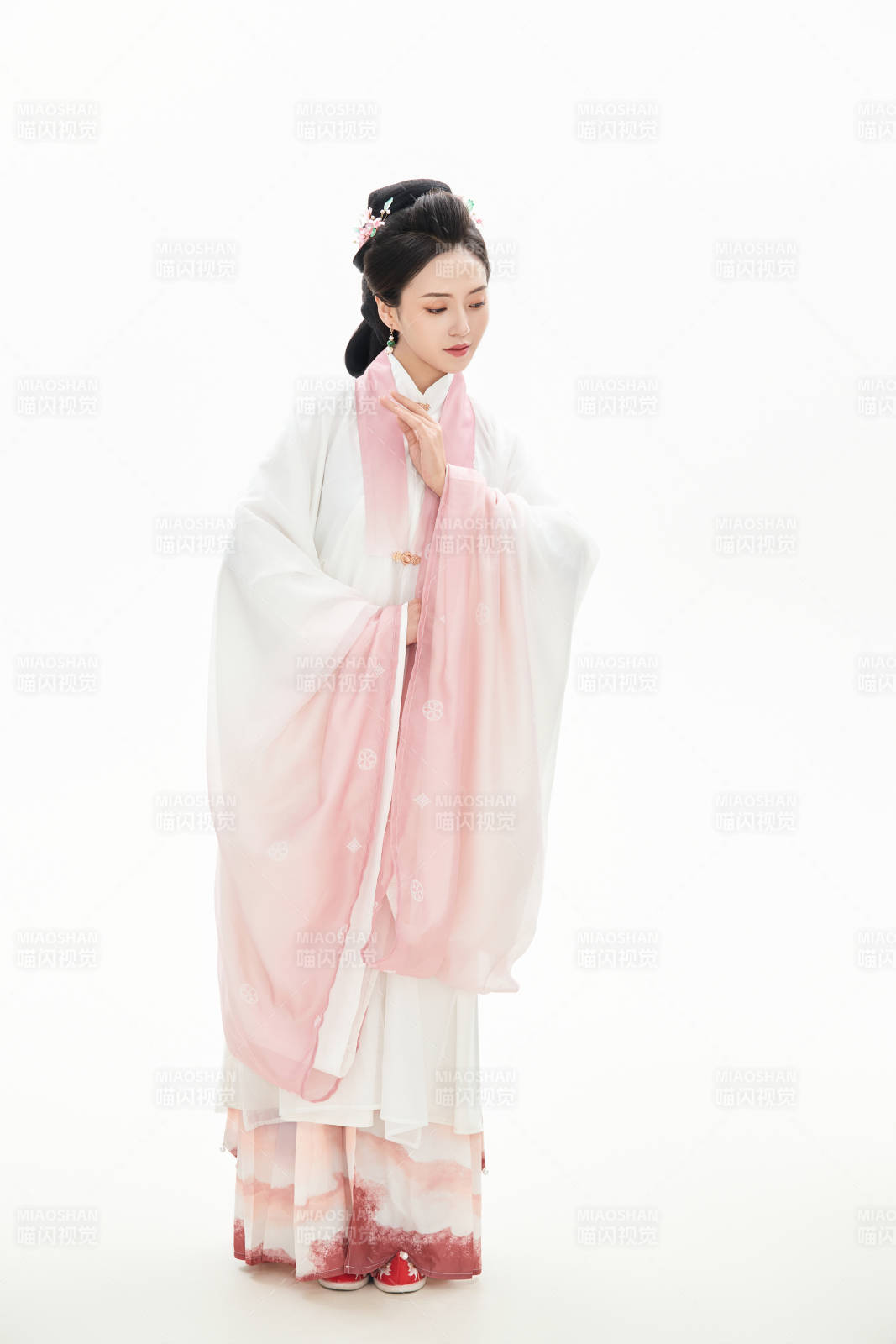 白色背景下穿着魏晋制汉服的少女图片