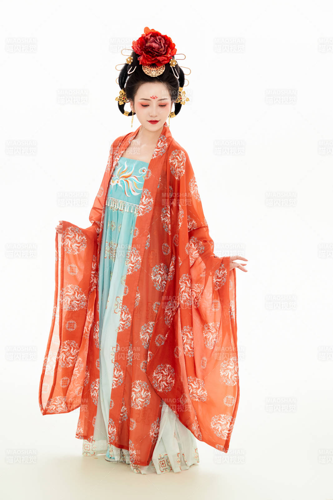 白色背景下穿着中国唐朝服饰的少女图片